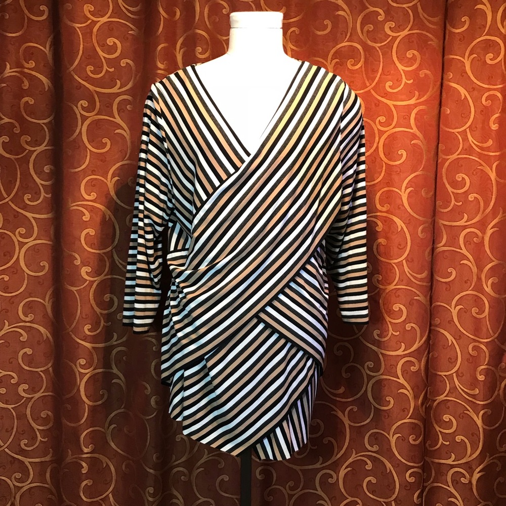 Witty crisscross Black&Tan top excellent design
